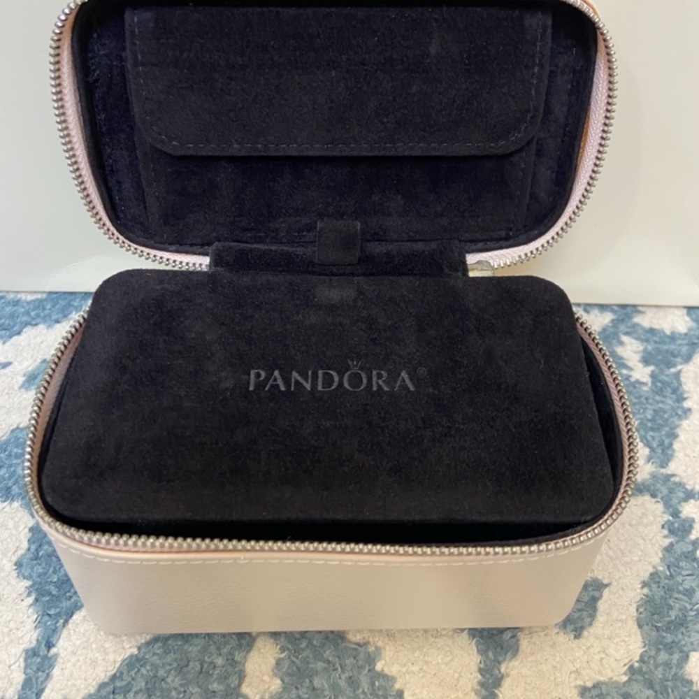 Pandora creme Leather Jewelry travel jewelry case! - Picture 2 of 3